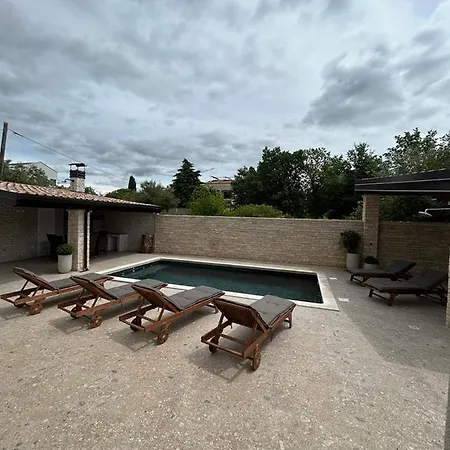 Tomic M 6 For 4 Persons With Pool In Maj Apartment