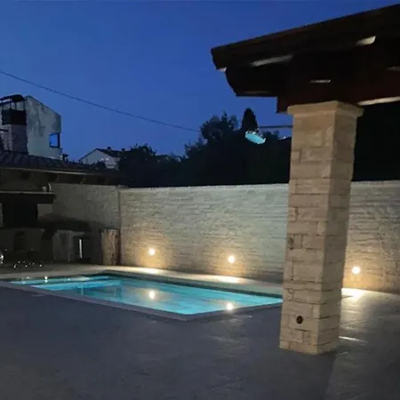 Tomic M 6 For 4 Persons With Pool In Maj Apartment Poreč
