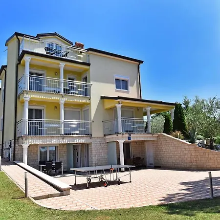 Tomic M 6 For 4 Persons With Pool In Maj Apartment Poreč