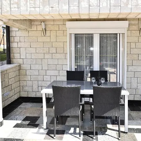 Tomic M 6 For 4 Persons With Pool In Maj Poreč