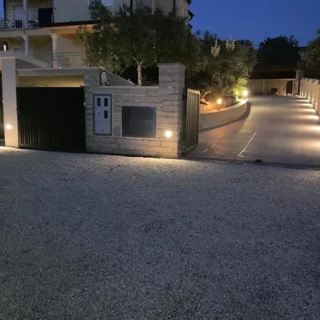 Tomic M 6 For 4 Persons With Pool In Maj * Poreč