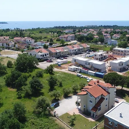 Tomic M 6 For 4 Persons With Pool In Maj Poreč