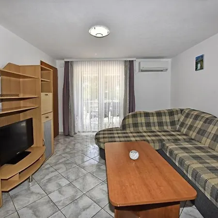 Tomic M 6 For 4 Persons With Pool In Maj Porec